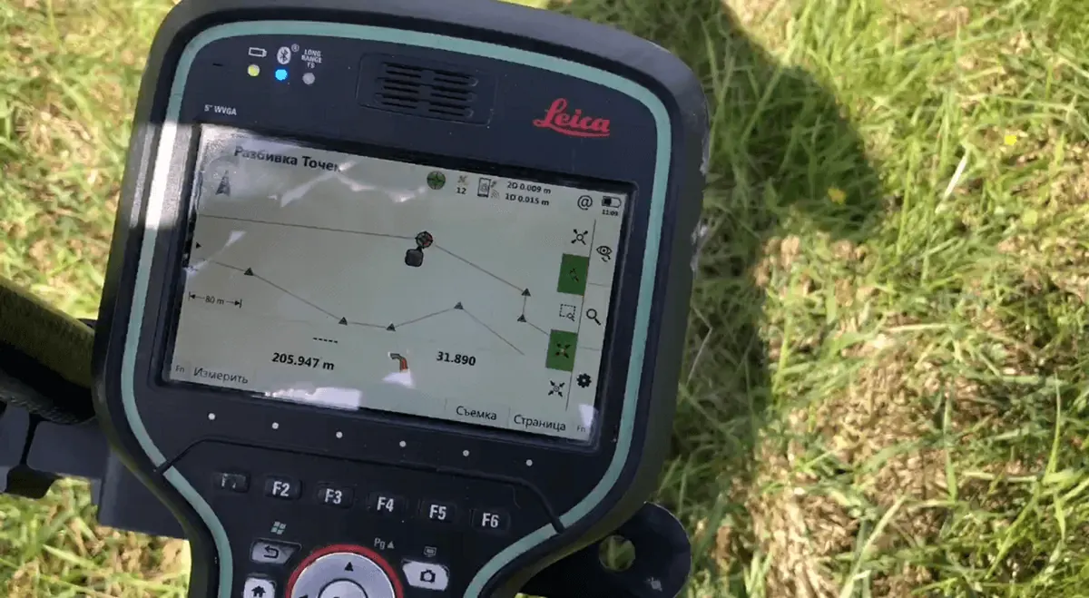 Польовий контролер Leica під час геодезичних робіт